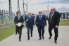 Mészáros Lőrinc hunyorítva mosolyog, miközben átadja a 16 milliárd forint állami pénzből a kínai akkumulátorgyárnak felépített kapcsolóállomást