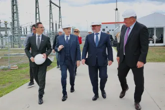 Mészáros Lőrinc hunyorítva mosolyog, miközben átadja a 16 milliárd forint állami pénzből a kínai akkumulátorgyárnak felépített kapcsolóállomást