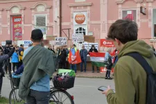 A szentesi Fidesz irodája előtt tüntettek az ellehetetlenítési törvény miatt