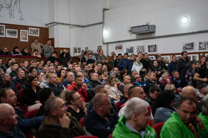 A lakossági fórumon résztvevők, Antal Lóránt RMDSZ-es szenátor és Nyágrus László polgármester – Fotó: Parajdiak / nyilvános Facebook-csoport