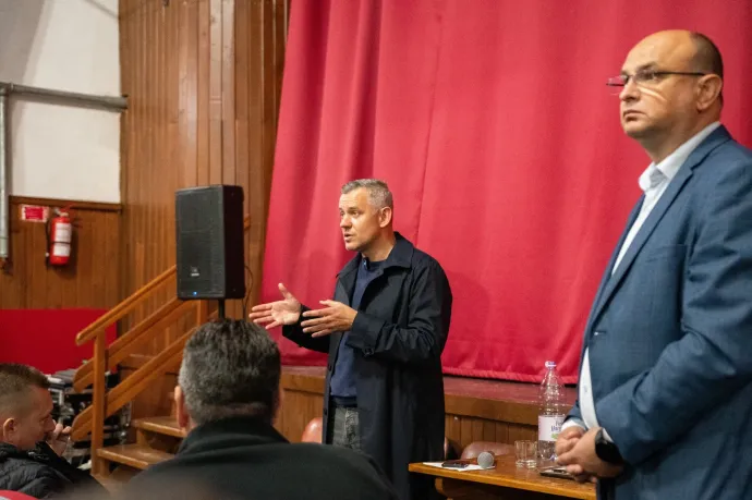 A lakossági fórumon résztvevők, Antal Lóránt RMDSZ-es szenátor és Nyágrus László polgármester – Fotó: Parajdiak / nyilvános Facebook-csoport
