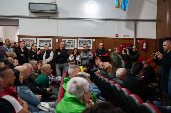 A lakossági fórumon résztvevők, Antal Lóránt RMDSZ-es szenátor és Nyágrus László polgármester – Fotó: Parajdiak / nyilvános Facebook-csoport