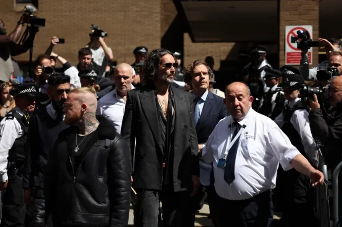 Ártatlannak vallotta magát a bíróságon Russell Brand színész, akit négy nő is szexuális erőszakkal vádolt meg