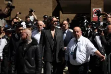 Ártatlannak vallotta magát a bíróságon Russell Brand színész, akit négy nő is szexuális erőszakkal vádolt meg