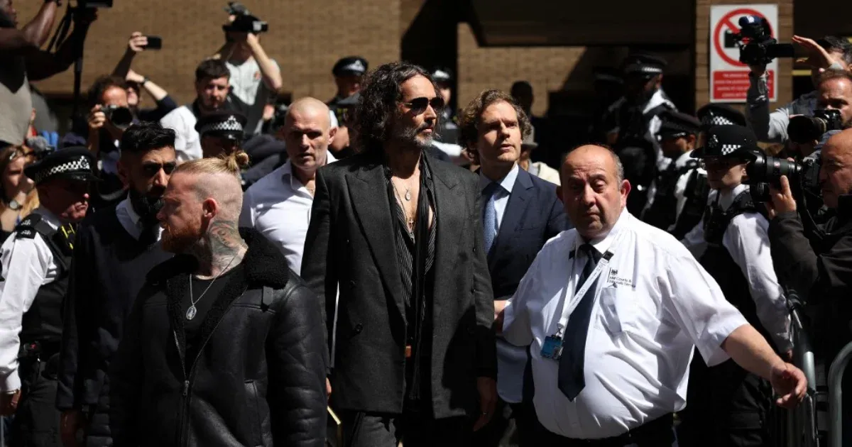 Ártatlannak vallotta magát a bíróságon Russell Brand színész, akit négy nő is szexuális erőszakkal vádolt meg