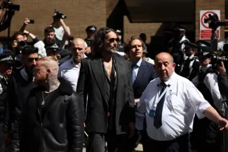 Ártatlannak vallotta magát a bíróságon Russell Brand színész, akit négy nő is szexuális erőszakkal vádolt meg