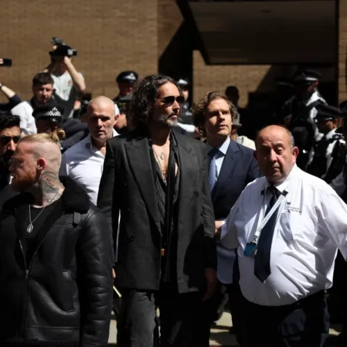 Ártatlannak vallotta magát a bíróságon Russell Brand színész, akit négy nő is szexuális erőszakkal vádolt meg