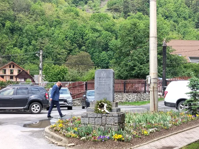 Sebestyén József újságíróknak nyilatkozik lemondása után, a polgármester egyeztet vele a sóhivatalnál, miután a tüntetés véget ért – Fotók: Tőkés Hunor / Transtelex.ro