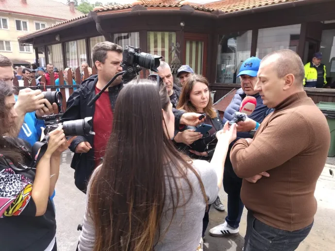 Sebestyén József újságíróknak nyilatkozik lemondása után, a polgármester egyeztet vele a sóhivatalnál, miután a tüntetés véget ért – Fotók: Tőkés Hunor / Transtelex.ro