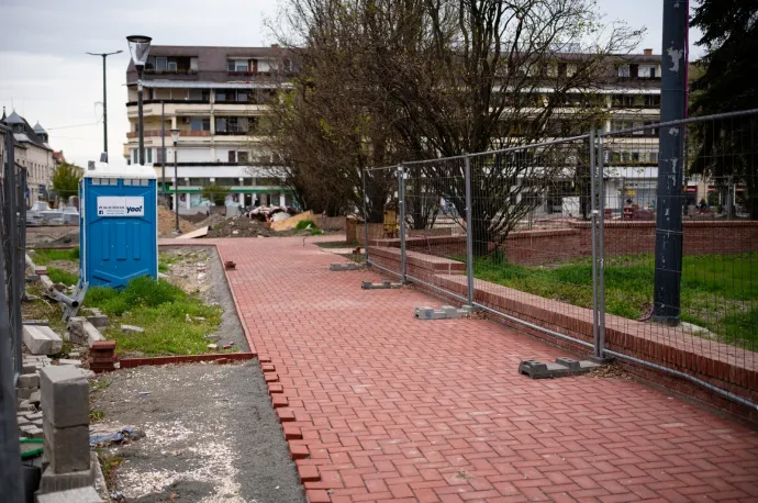 A Ferroép Zrt. által folytatott felújítás Hódmezővásárhelyen 2025 áprilisában – Fotó: Ocskó Ferenc / Szegeder / Telex