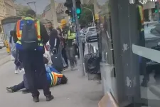 Néhány lépésről nézte végig a BKK biztonsági őre, ahogy női kollégáját leteperik a 4-6-os megállójában