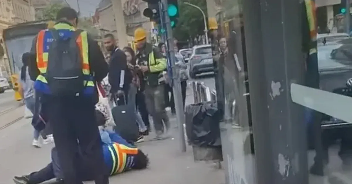 Néhány lépésről nézte végig a BKK biztonsági őre, ahogy női kollégáját leteperik a 4-6-os megállójában