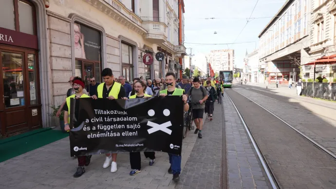 Miskolcon vonulnak a tüntetők – Forrás: aHang