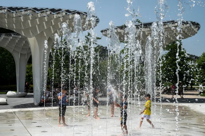 Aki eddig sírt a nyárért, annak itt van két szám: 33, 34