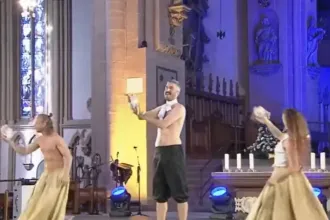 Félmeztelen férfiak pelenkás csirkékkel dobálóztak egy német dómban, az elnök is a nézők között ült