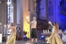 Félmeztelen férfiak pelenkás csirkékkel dobálóztak egy német dómban, az elnök is a nézők között ült