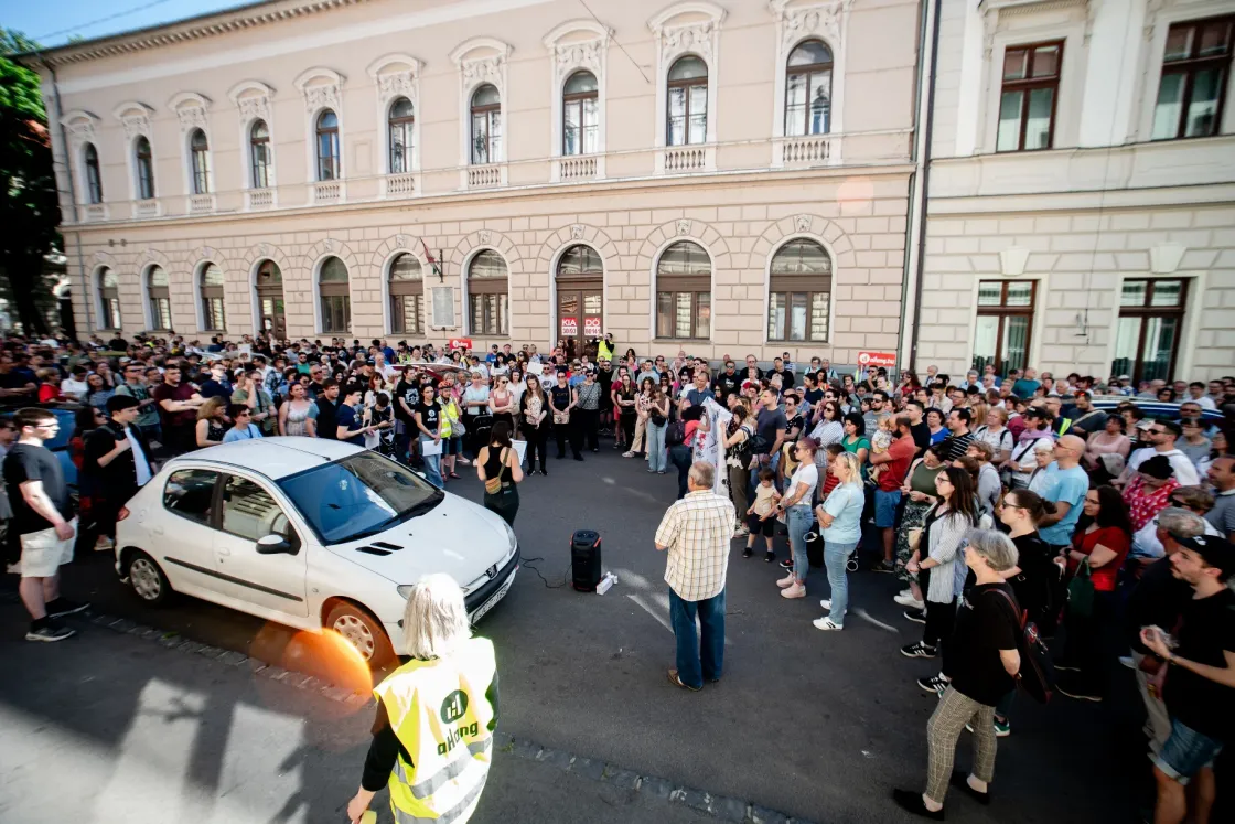 „Egy kétségbeesett hatalom utolsó próbálkozásának vagyunk most szemtanúi” – a szegedi Fidesz-iroda előtt tüntettek