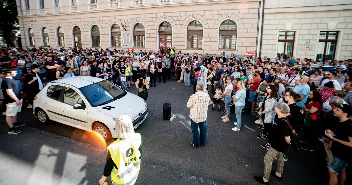 „Egy kétségbeesett hatalom utolsó próbálkozásának vagyunk most szemtanúi” – a szegedi Fidesz-iroda előtt tüntettek