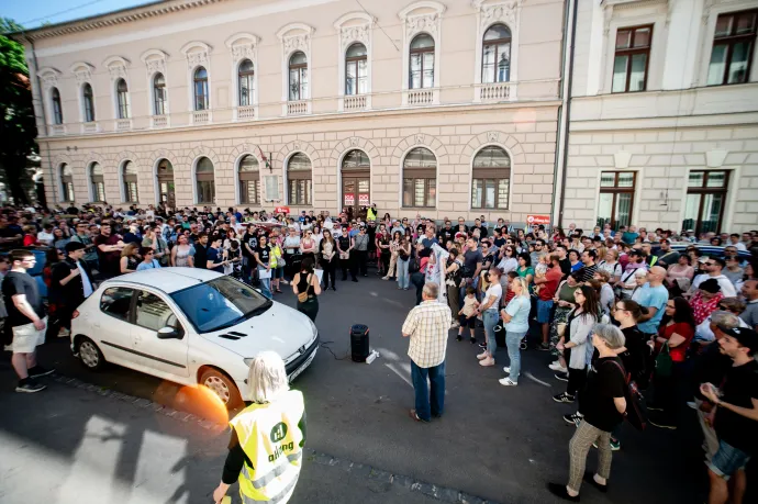 „Egy kétségbeesett hatalom utolsó próbálkozásának vagyunk most szemtanúi” – a szegedi Fidesz-iroda előtt tüntettek
