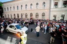 „Egy kétségbeesett hatalom utolsó próbálkozásának vagyunk most szemtanúi” – a szegedi Fidesz-iroda előtt tüntettek