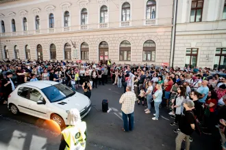 „Egy kétségbeesett hatalom utolsó próbálkozásának vagyunk most szemtanúi” – a szegedi Fidesz-iroda előtt tüntettek