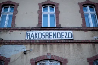 A kormány kiemelt beruházássá nyilvánítja Rákosrendezőt, Vitézy szerint ezzel akarják előrébb hozni Budapest csődjét