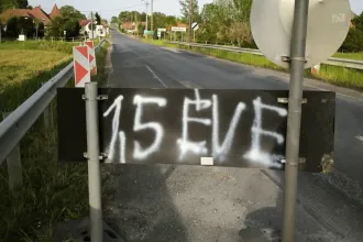 Bilincsben vitték el a Momentum aktivistáját a rendőrök, mert lefújta egy útjelző tábla hátulját