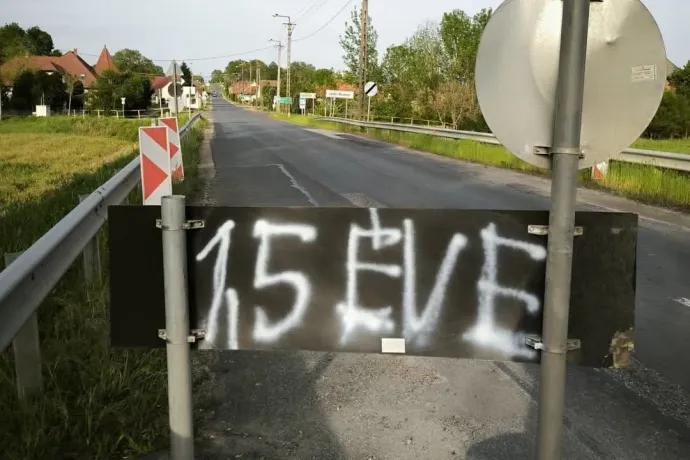 Bilincsben vitték el a Momentum aktivistáját a rendőrök, mert lefújta egy útjelző tábla hátulját