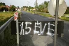 Bilincsben vitték el a Momentum aktivistáját a rendőrök, mert lefújta egy útjelző tábla hátulját