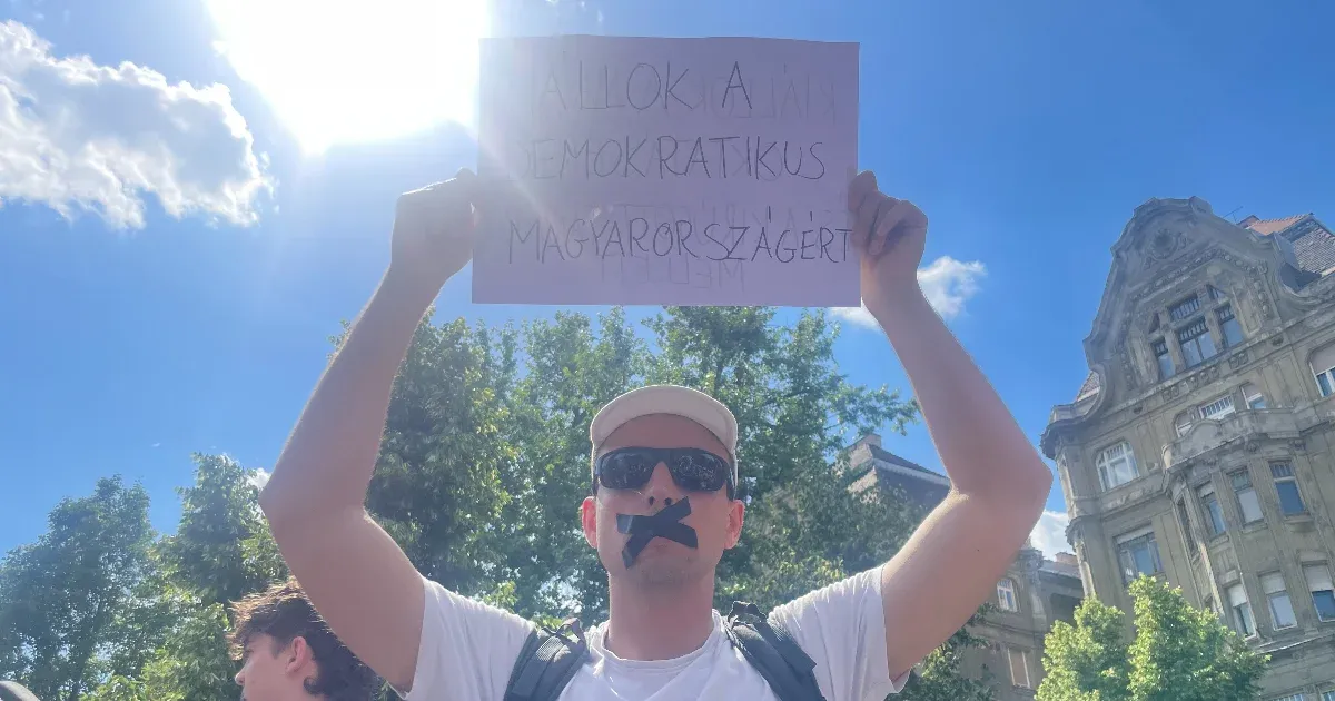 Némán, beragasztott szájjal vonulnak tüntetők a Szabadság hídon