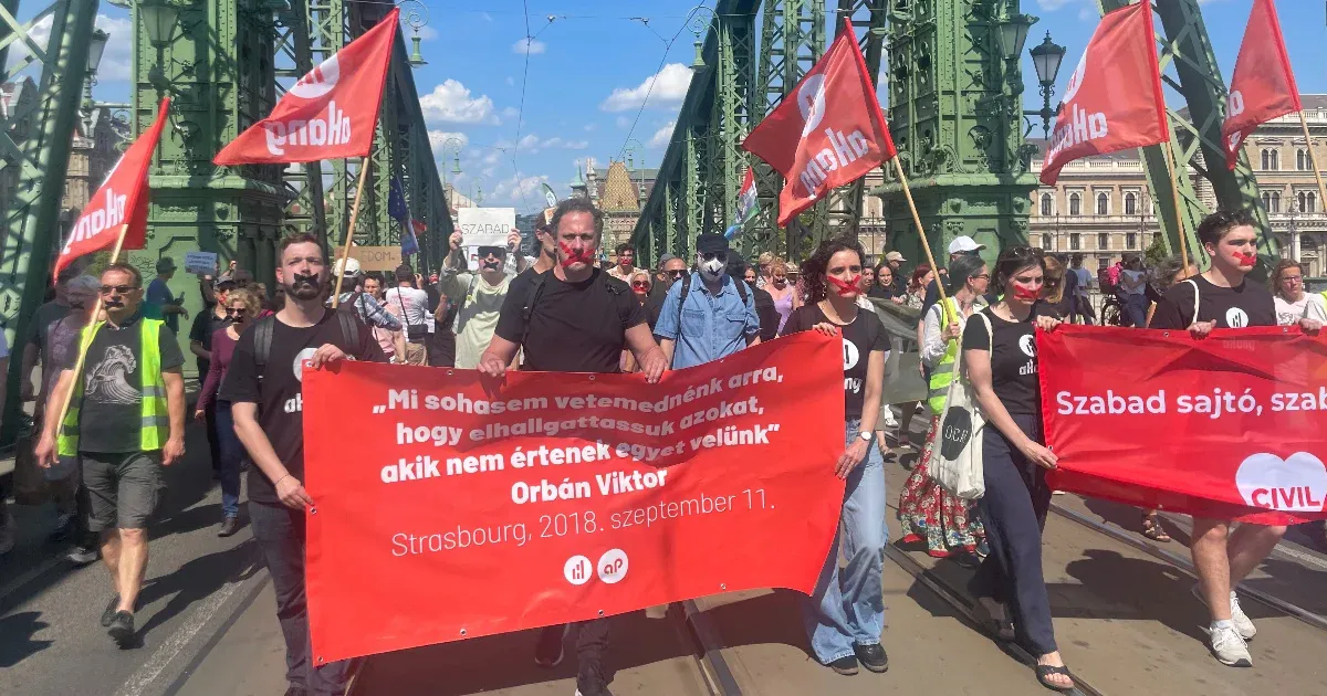 „A demokrácia és a szabadság utolsó védőbástyáit akarják ledönteni” – tüntettek az ellehetetlenítési törvény ellen a Szent Gellért téren