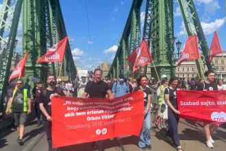 „A demokrácia és a szabadság utolsó védőbástyáit akarják ledönteni” – tüntettek az ellehetetlenítési törvény ellen a Szent Gellért téren