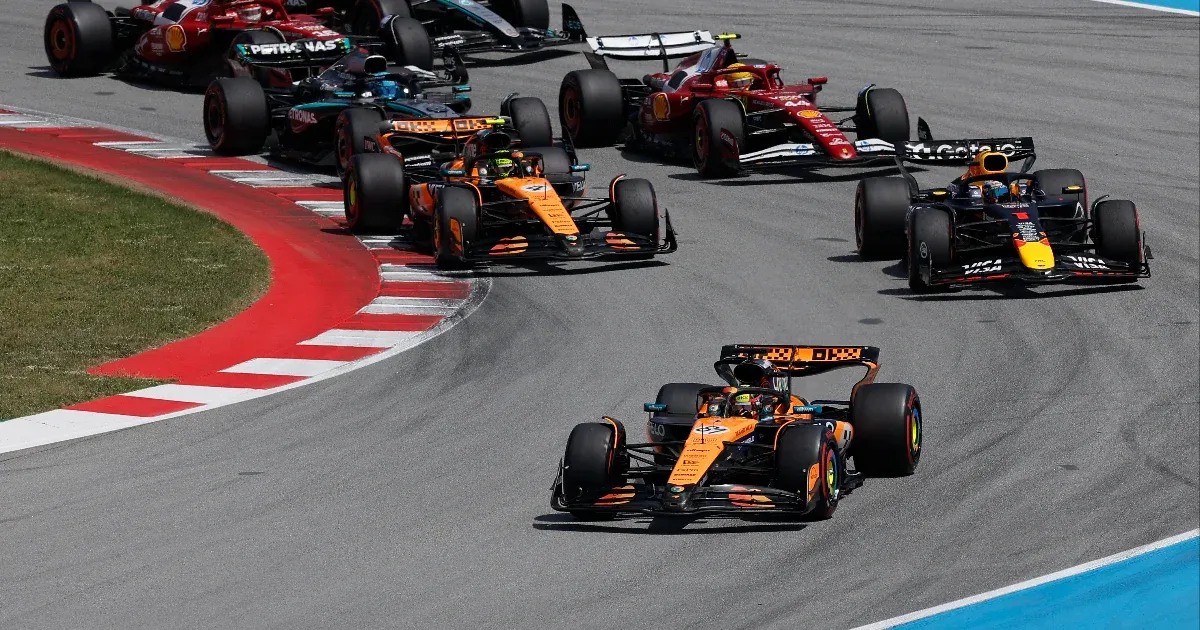 Verstappen majdnem kiütötte Russellt az utolsó körökben, miközben a McLaren Barcelonában is kettős győzelmet aratott