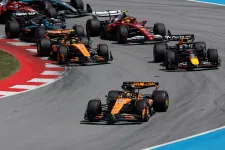 Verstappen majdnem kiütötte Russellt az utolsó körökben, miközben a McLaren Barcelonában is kettős győzelmet aratott