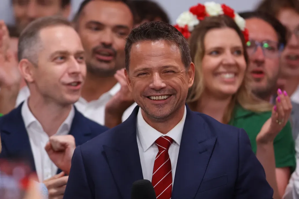 Elképesztően szoros a lengyel elnökválasztás, az exit poll szerint a kormánypárti Rafał Trzaskowski vezet