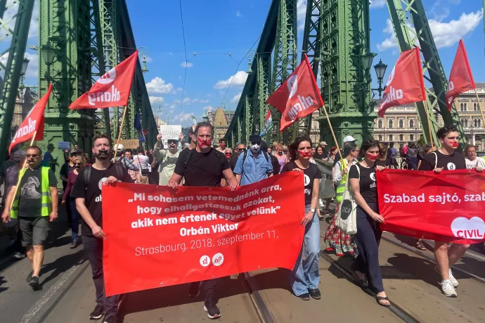 „A demokrácia és a szabadság utolsó védőbástyáit akarják ledönteni” – tüntettek az ellehetetlenítési törvény ellen a Szent Gellért téren
