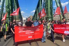 „A demokrácia és a szabadság utolsó védőbástyáit akarják ledönteni” – tüntettek az ellehetetlenítési törvény ellen a Szent Gellért téren
