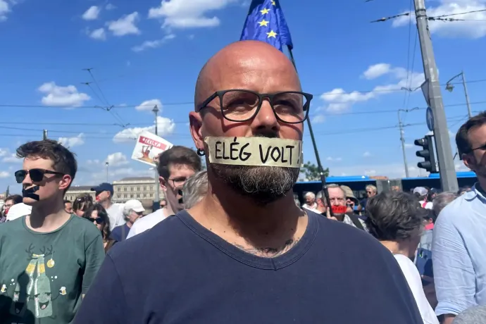 „A demokrácia és a szabadság utolsó védőbástyáit akarják ledönteni” – tüntettek az ellehetetlenítési törvény ellen a Szent Gellért téren