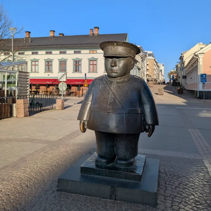 Oulu leghíresebb köztéri szobra, a piacrendőr, azaz toripolisi – Fotó: Király András / Telex