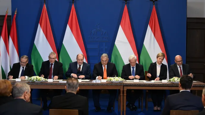 Orbán Viktor miniszterelnök, Zs. Szőke Zoltán, az Általános Fogyasztási Szövetkezetek és Kereskedelmi Társaságok Országos Szövetsége elnöke, Rolek Ferenc, a Munkaadók és Gyáriparosok Országos Szövetsége (MGYOSZ) alelnöke, Perlusz László, a Vállalkozók és Munkáltatók Országos Szövetsége (VOSZ) főtitkára, Palkovics Imre, a Munkástanácsok Országos Szövetségének elnöke, Mészáros Melinda, a Független Szakszervezetek Demokratikus Ligájának elnöke és Zlati Róbert, a Magyar Szakszervezeti Szövetség (MASZSZ) elnöke aláírja a kormány és a munkaadói, valamint a munkavállalói oldal közötti hároméves bérmegállapodást a Karmelita kolostorban 2024. november 25-én – Fotó: Máthé Zoltán / MTI