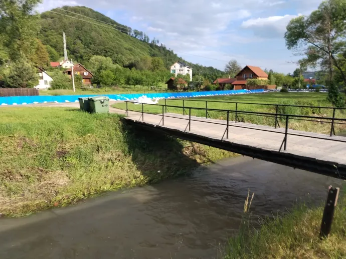 A homokzsákokból és fóliából álló védőgát végighúzódik a falu veszélyeztetett részén – Fotók: Tőkés Hunor / Transtelex