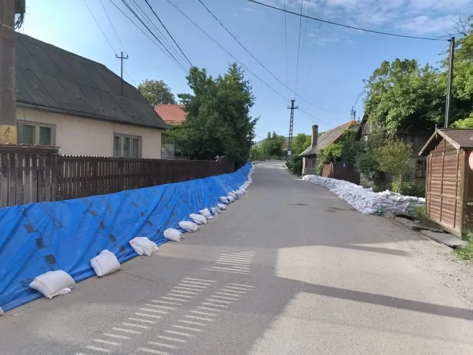 A homokzsákokból és fóliából álló védőgát végighúzódik a falu veszélyeztetett részén – Fotók: Tőkés Hunor / Transtelex