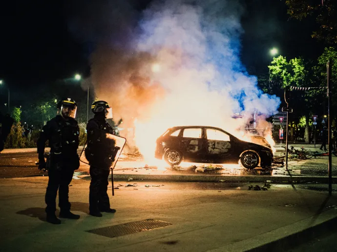 Szombat esti gyújtogatás és vasárnapi összecsapás Párizsban – Fotó: Bastien Ohier / AFP, Jerome Gilles / AFP
