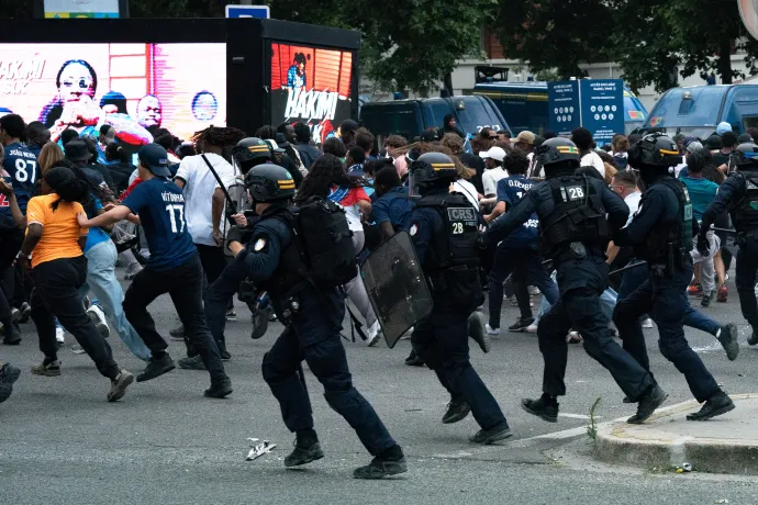 Szombat esti gyújtogatás és vasárnapi összecsapás Párizsban – Fotó: Bastien Ohier / AFP, Jerome Gilles / AFP