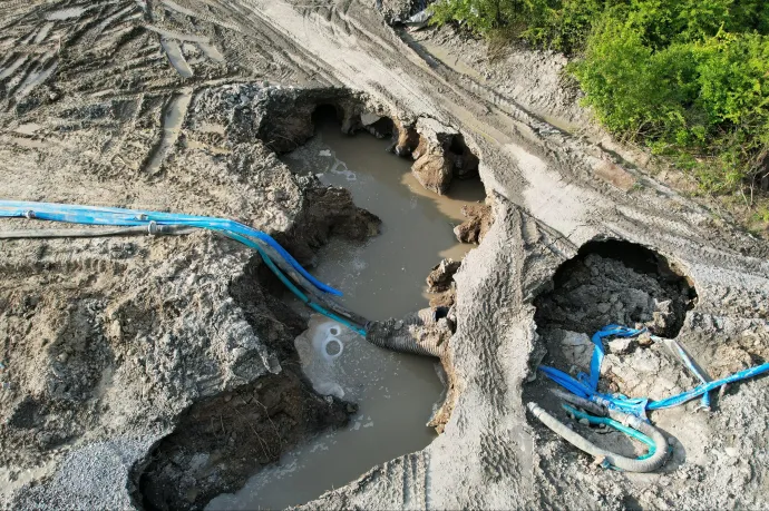Friss drónfelvételeken a táguló kráterek Parajdon: egyre mélyebbek a süllyedések a bánya felett