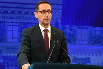 MI-vezérelt visszaélésszűrő rendszer, nagyobb felelősség a bankoknak: kibercsalók elleni lépéseket hirdetett Varga Mihály