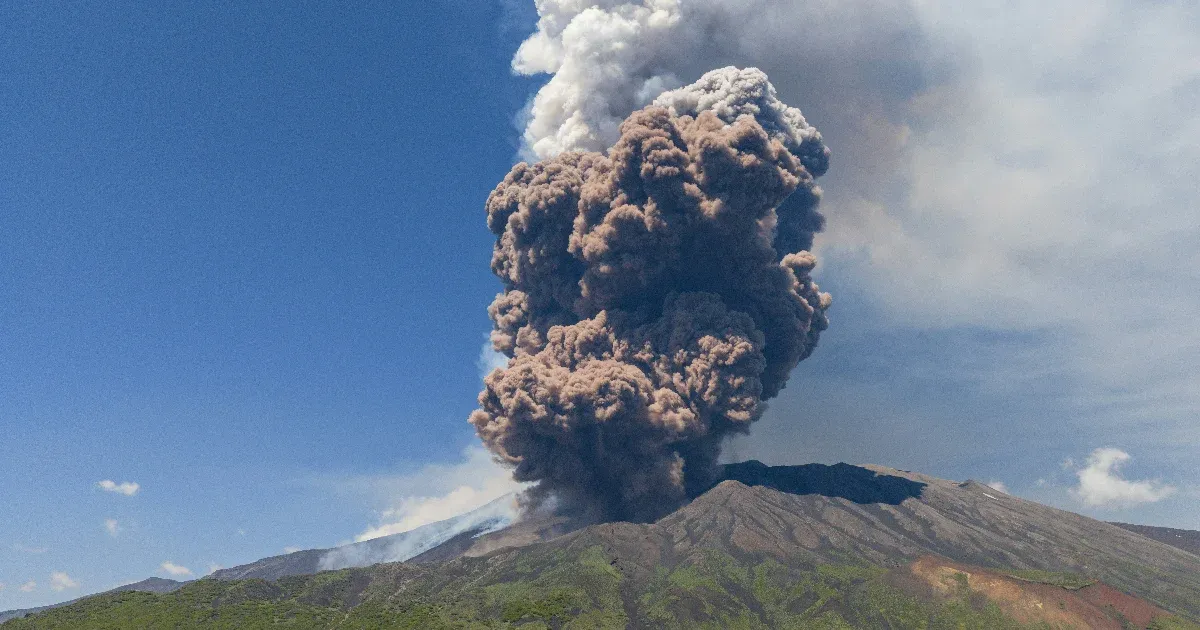 Óriási hamufelhő és lávafolyamok – újra kitört az Etna