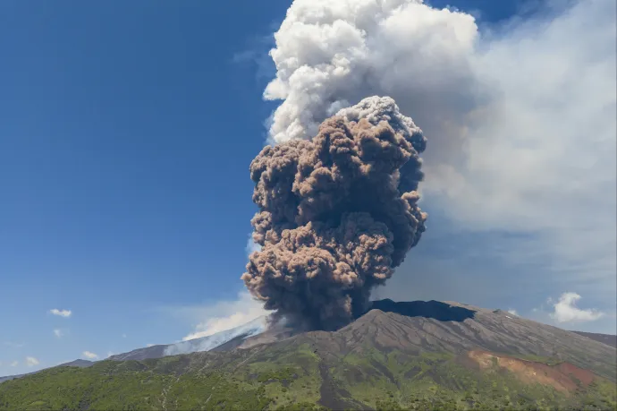Óriási hamufelhő és lávafolyamok – újra kitört az Etna