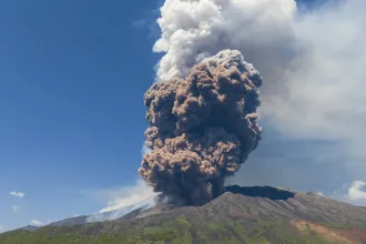 Óriási hamufelhő és lávafolyamok – újra kitört az Etna