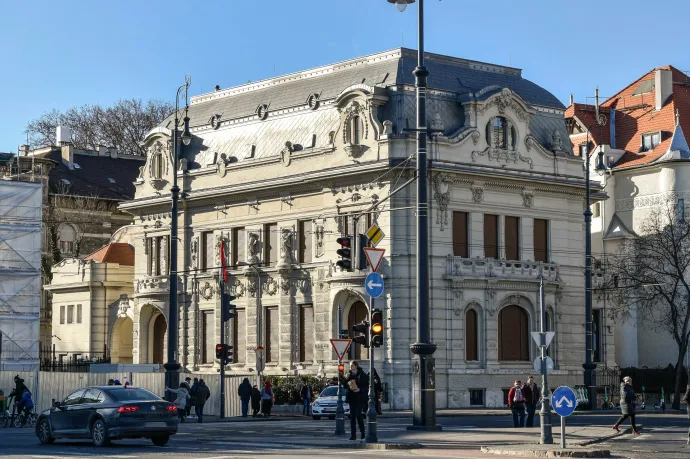 Gyanús aktatáskát vittek a Lendvay utcai Fidesz-székházhoz, tűzszerészeket hívtak megvizsgálni